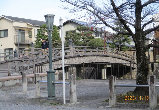 頓宮の東横にあります