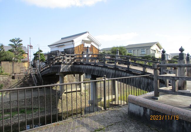 男山の麓を流れる川