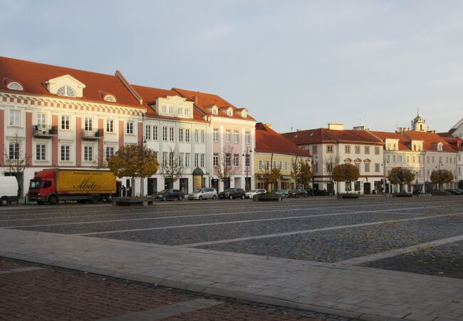 旧市庁舎が建つ細長い広場