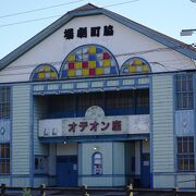 レトロな外観の芝居小屋