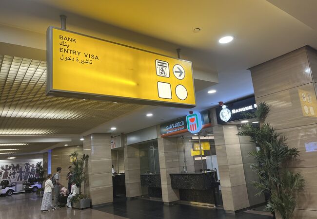イミグレの前、25アメリカドルでビザを買う。悪い奴がいる