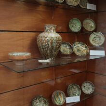 中国の唐三彩を思い起こさせるような陶器コレクションも。