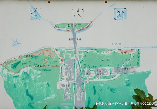 能登島大橋を望める七尾湾に面した広い公園です