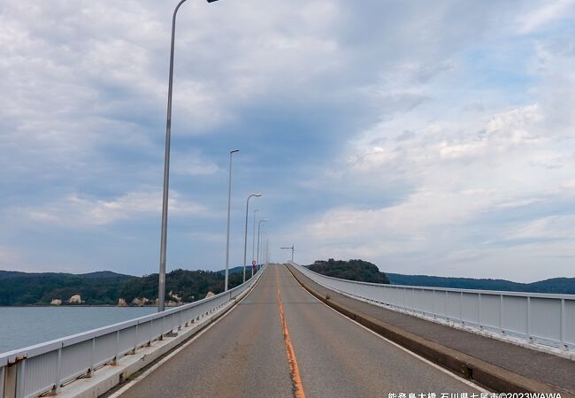 渡る前に本土側の能登島大橋ロードパークから橋の全貌を眺めました