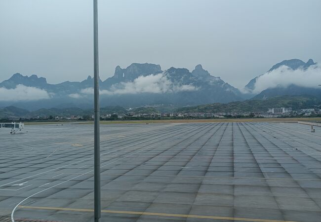 天門山が見えるコンパクトな空港