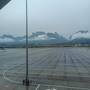 天門山が見えるコンパクトな空港