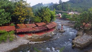 看板に「メダン-ブキラワン25千ルピア」と書いてある