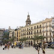 バレンシア旧市街の中心にあたる広場で、19世紀のスペイン王妃を記念して命名されました。