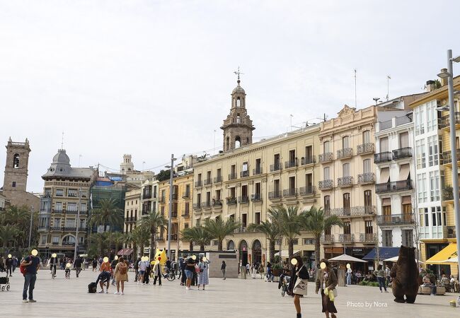 バレンシア旧市街の中心にあたる広場で、19世紀のスペイン王妃を記念して命名されました。