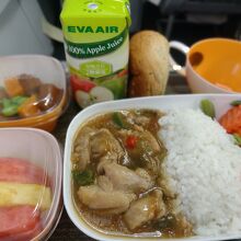 メインは中華丼風。フルーツはおいしかった！