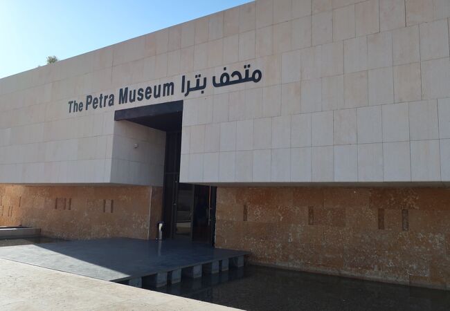 現在はペトラ博物館になっています