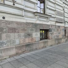 犠牲者の氏名と生没年が彫られている