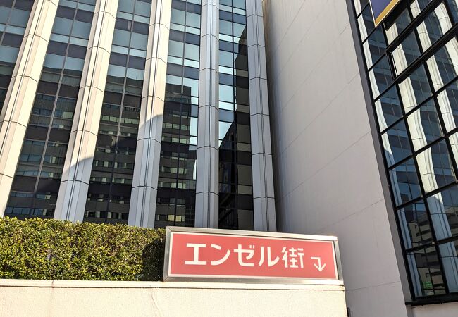 田町駅前の白いランドマークだけど・・建て替えが決定！