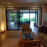 客室の室内。琉球様式で広々として、庭に出ると海が広がる。