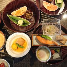 ホテルのレストランで朝食コース。料理が豪華。