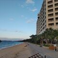 砂浜に面した大きなリゾートホテル、心地よい潮風を受けながら散歩