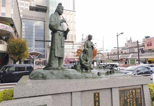 大伴家持像 (高岡駅北口前広場前)