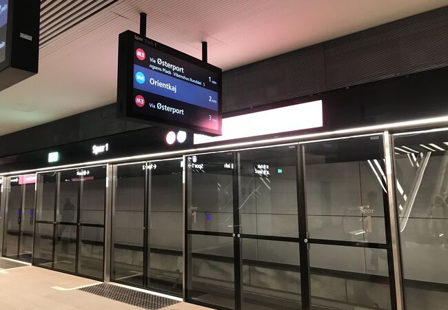 フレデリック教会の裏手にあるメトロの駅