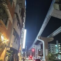ゆいレール美栄橋駅を降りて直ぐ。右はゆいレールの軌道。