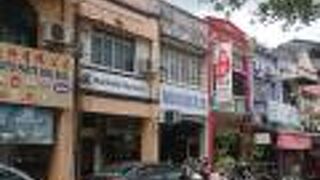 飲食店が多いレトロな造りの通り