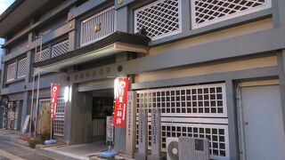 徳川家の菩提所の石碑もあれば、最上稲荷の赤い幟旗が正面玄関を挟むようになっており、不思議な雰囲気でした。