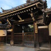 堂宇は伝統的な寺院建築のデザインを踏襲しており、落ち着いた雰囲気を醸し出していました。