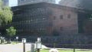 モダンな外観・内装の図書館　見学時は静粛に