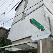 中津川のほとりにある美術館