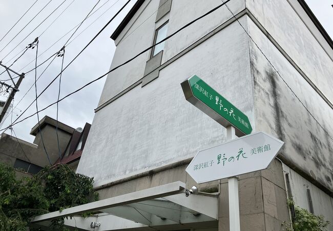 中津川のほとりにある美術館