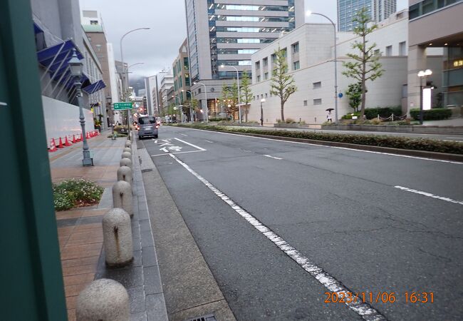 改装中の神戸市立博物館の前の通り