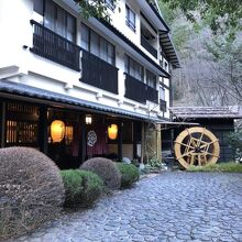 寸又峡温泉で一番大きいホテルです。