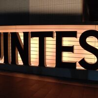 入り口に向いて右の大きなロゴです