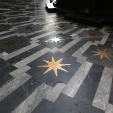 聖骸布の礼拝堂の床に輝く星々
