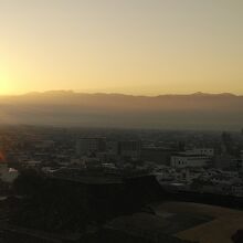 最上階の展望テラスからの朝日に富士山