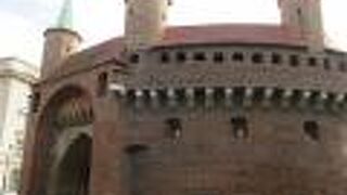 ワルシャワのバルバガンも見学しましたが、こちらもレンガ造りであり、かつ意外とこじんまりとしていました。