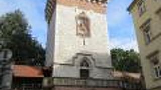 壁が石を漆喰で塗りこめたような仕上げになっていて、白っぽい外観が印象的でした。