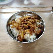 いつ行っても行列の魯肉飯が有名な店だが…