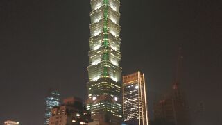 台北１０１を背景に