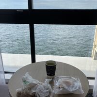窓からはドドーンと海！