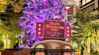 |●＾∀＾|σ 心温まるクリスマスシーズンに日本橋コレド室町テラスに心躍り出す『ウォンカのチョコレートツリー』が登場☆彡