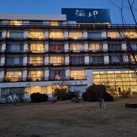 海辺のすぐそばにたたずむ。