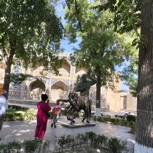 陽気なおじさんの像