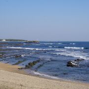 青島を側面から見る景色とその向こうにはシーガイヤリゾートも