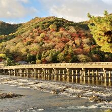 嵐山のふもと、大堰川に架かる渡月橋