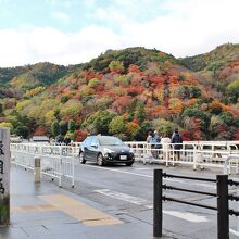 「渡月橋」と書かれた欄干。早朝は橋を渡る車も人も少ない