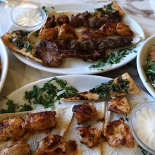 …メインの肉料理も味はよし。肉質がちょっと硬かったのは残念。