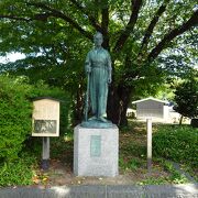 鶴ヶ城公園東口観光駐車場近くに建っています