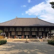 唐招提寺金堂の外観で目を奪われるのは正面に並ぶ8本の柱です。