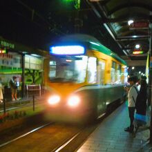 郡元電停　夜の街を走る～