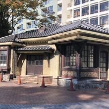 《新宿御苑》旧大木戸門衛所：内側から撮影